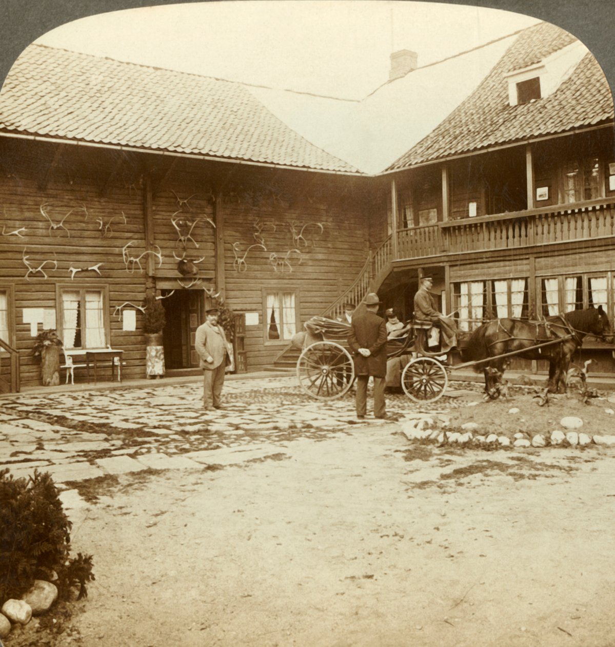 Ren geyiği boynuzlarıyla süslenmiş Victoria Oteli, Kongsberg
