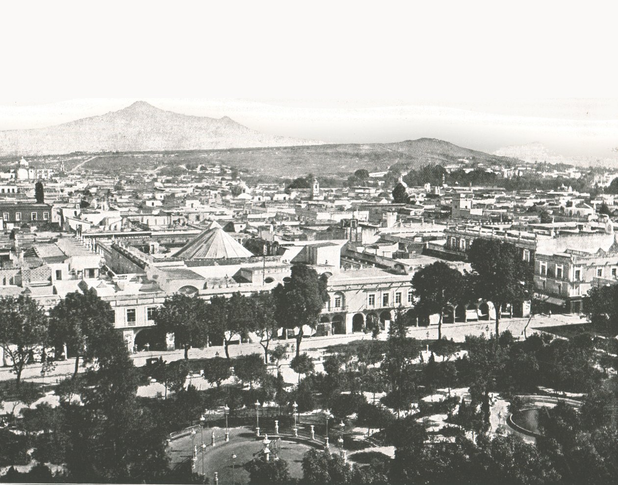 Katedralden görünüm, Puebla, Meksika, 1895. by Unbekannt