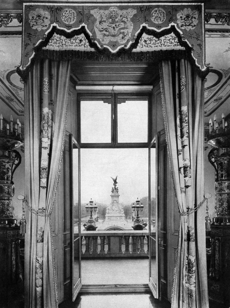 Buckingham Sarayı'nın içinden Victoria Anıtı'nın görünümü, Londra, 1935 by Unbekannt