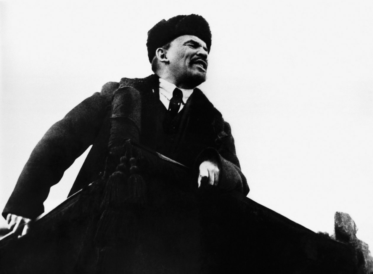 Vladimir İlich Lenin, Rus Bolşevik devrimci lideri, bir kürsüden konuşuyor, 1917 by Unbekannt