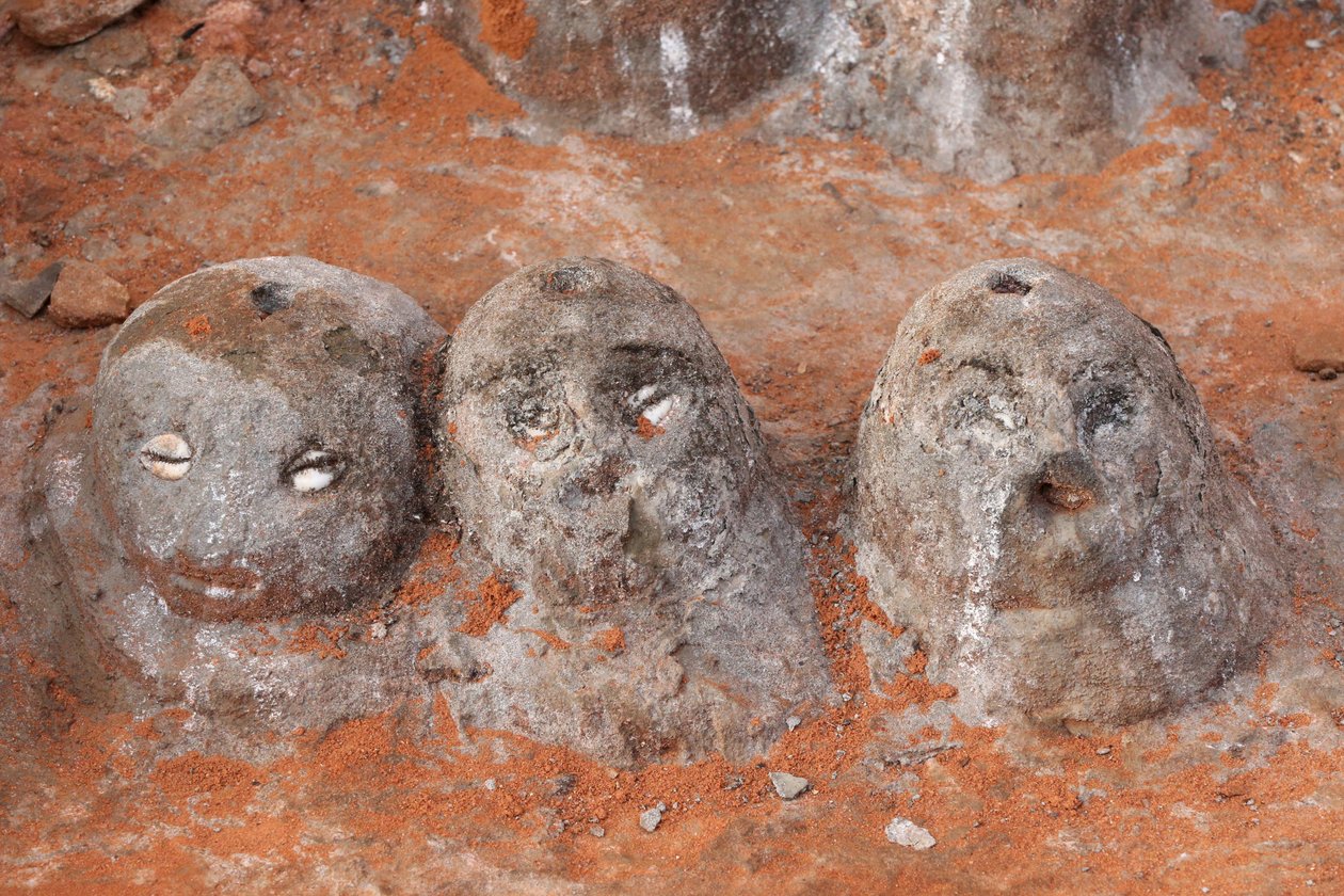 Bir manastırın girişinde Voodoo fetişleri. Togoville, Togo by Unbekannt