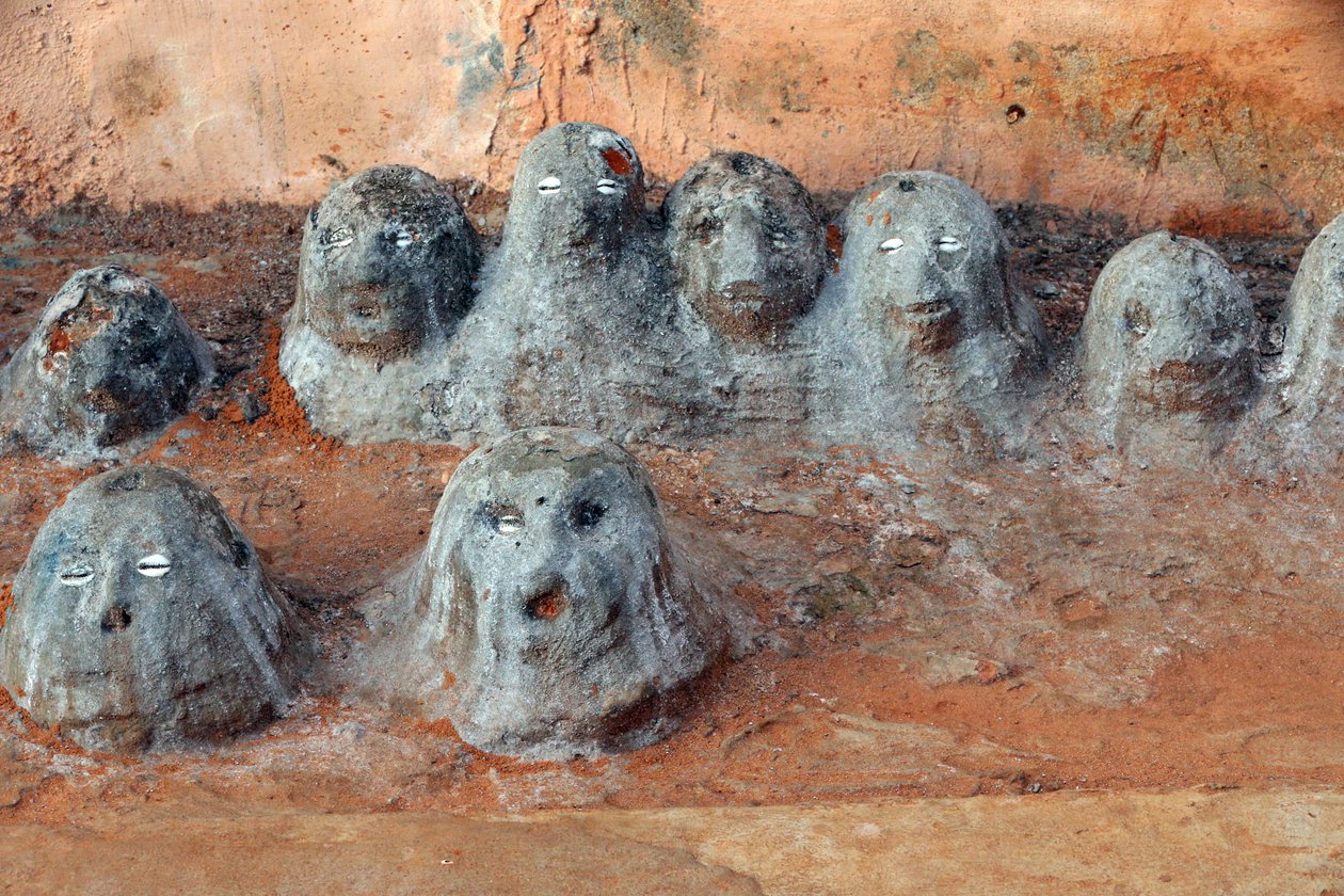 Bir manastırın girişinde Voodoo fetişleri. Togoville, Togo by Unbekannt
