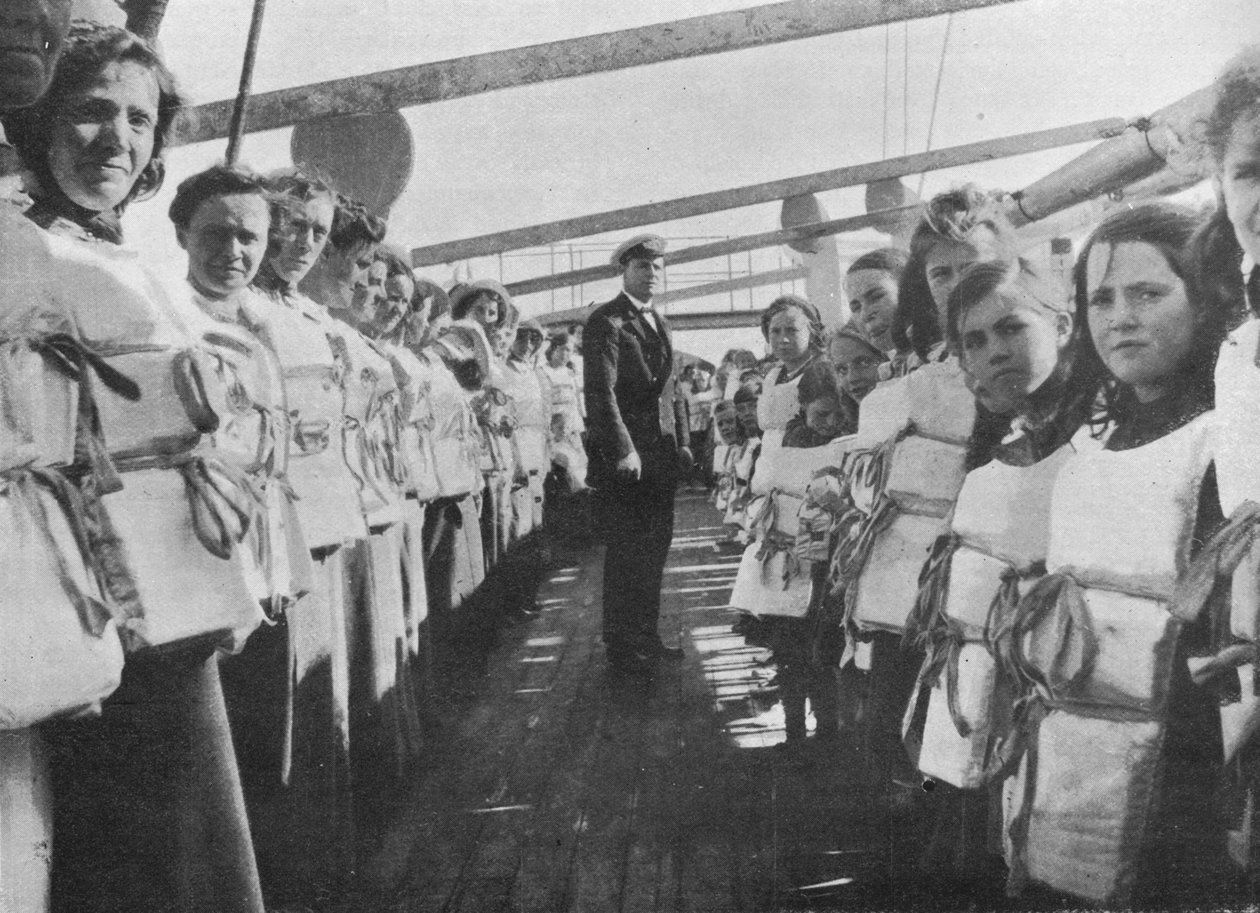 Bir okyanus gemisinde savaş zamanı cankurtaran kemeri tatbikatı, 1915 by Unbekannt