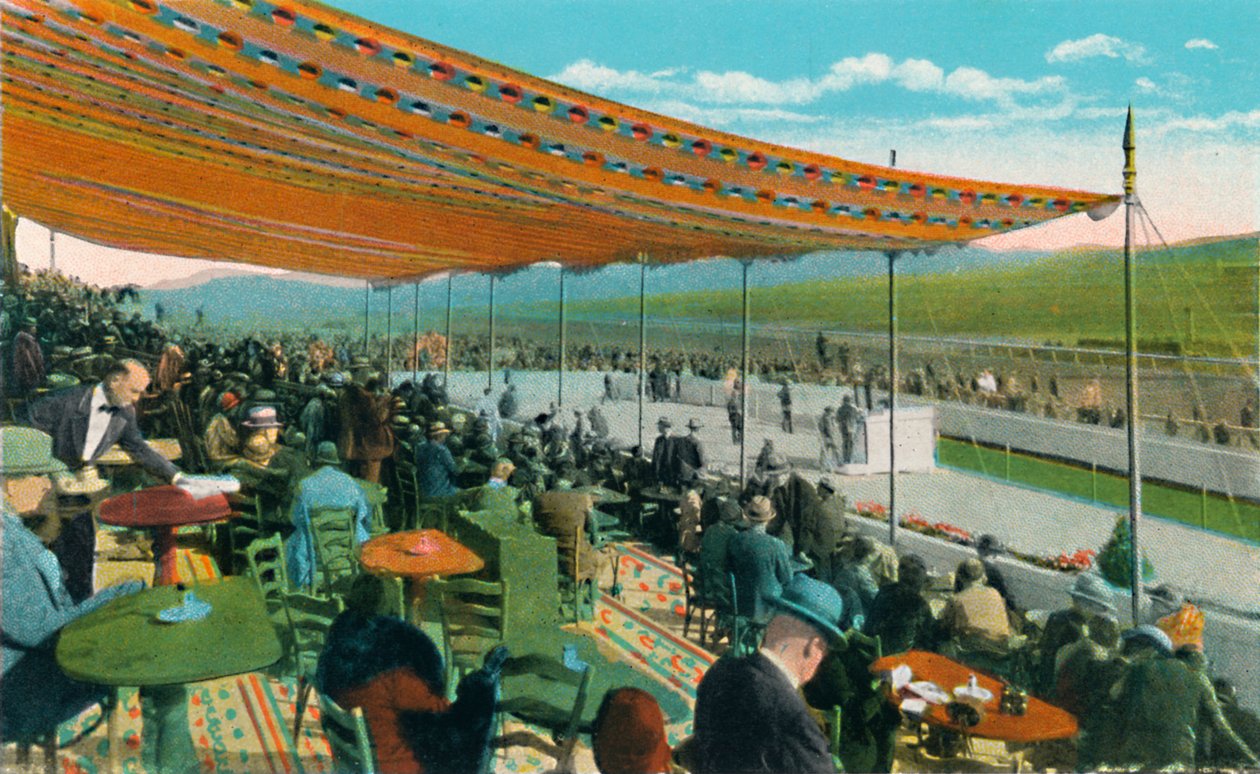 Kulüp Binası önünde Yarışları İzlemek, Agua Caliente Jokey Kulübü, c1939 by Unbekannt