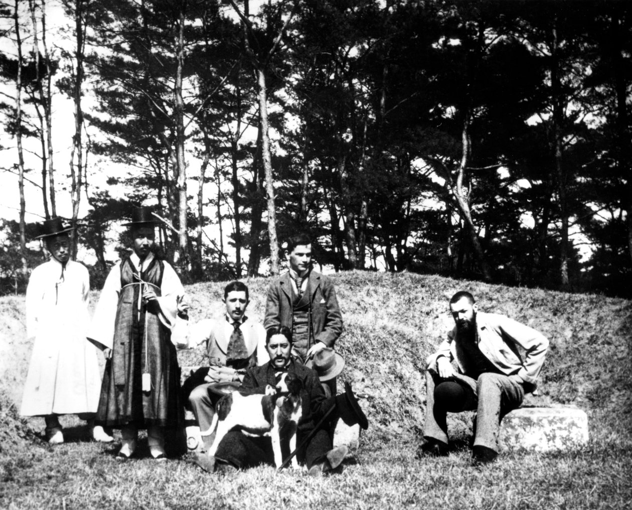 Yerliler ile Batılı ziyaretçiler, Nam San, Kore, 1900 by Unbekannt