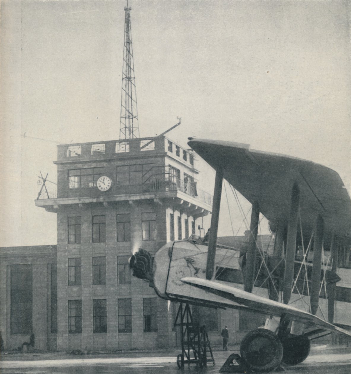 Büyük Bir Havaalanı Görevlilerinin Uçan Pilotlarla Temas Kurduğu Yer, c1935 by Unbekannt