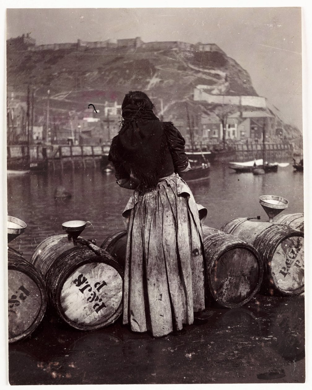 Kadın ve variller, Whitby Limanı, c 1905 by Unbekannt