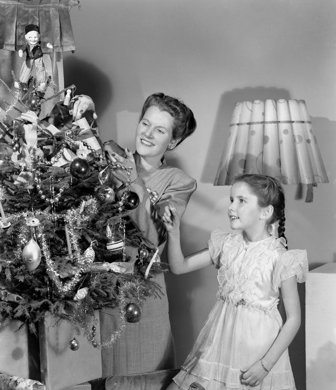 Bir Noel ağacını süsleyen kadın ve kız, c 1948 by Unbekannt