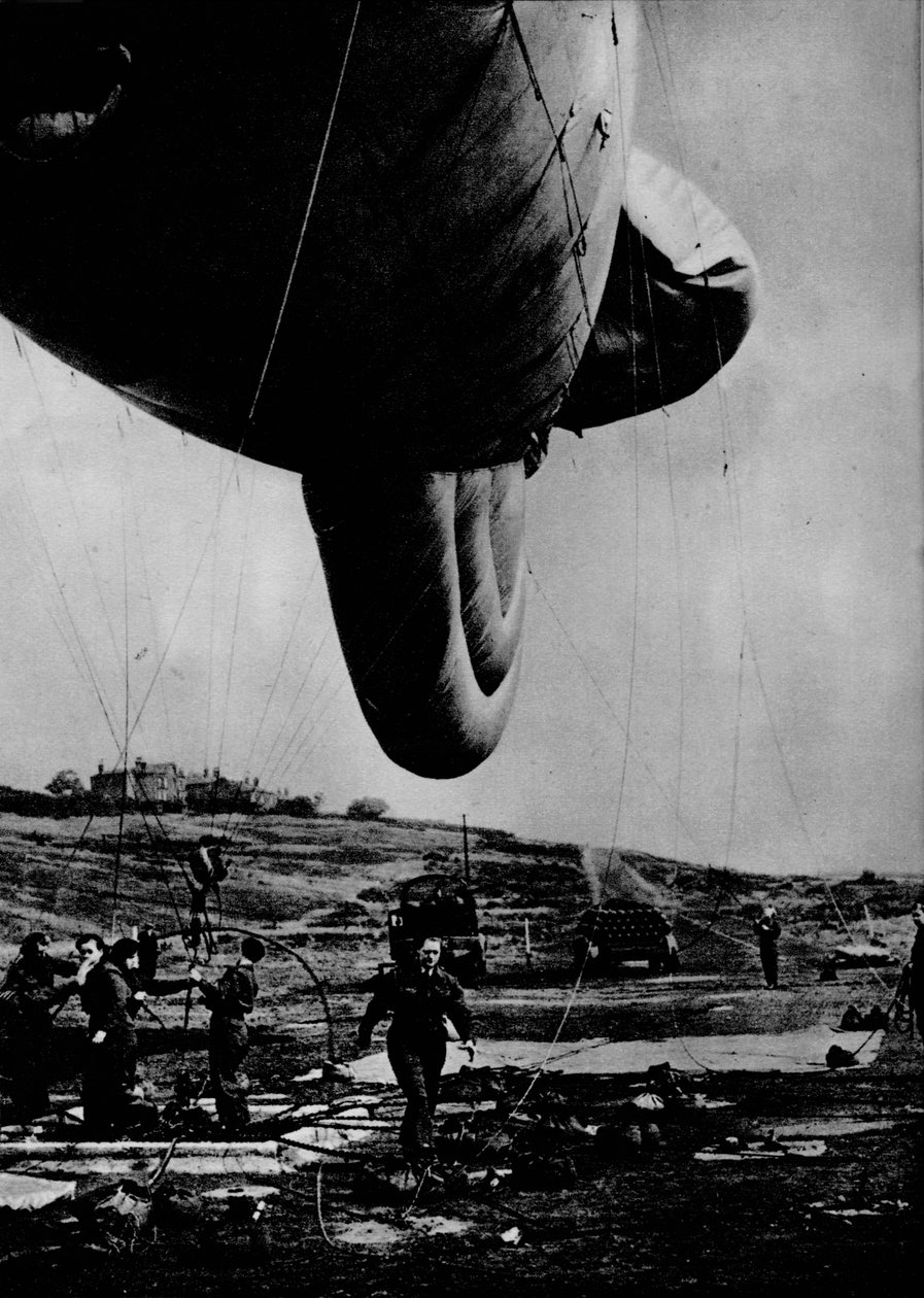 WAAF'lı bir kadın, bir baraj balonunu idare ediyor, 1943 by Unbekannt