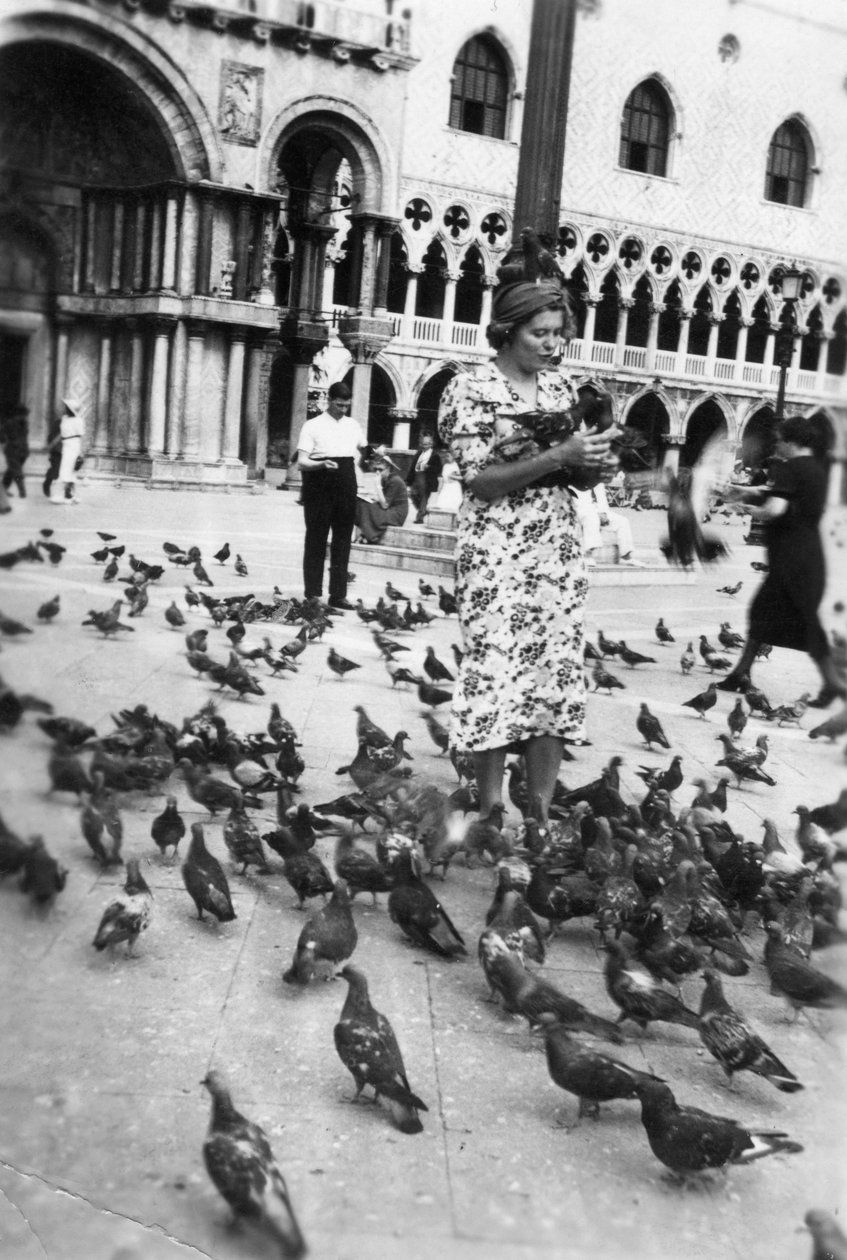 Güvercinlerle çevrili kadın, San Marco Meydanı, Venedik, İtalya, 1938 by Unbekannt