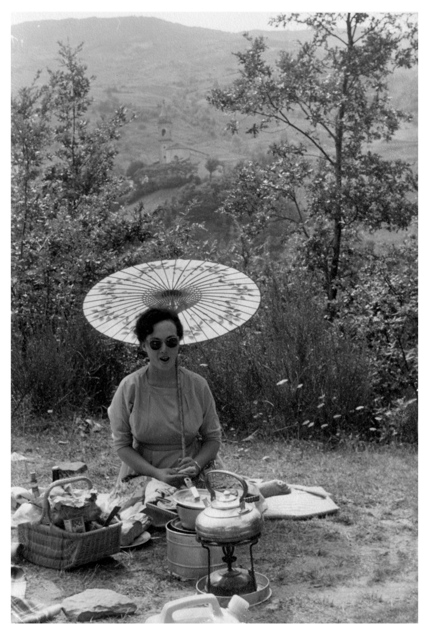 Güneş şemsiyesi altında piknik yapan kadın, 1950-1969 by Unbekannt
