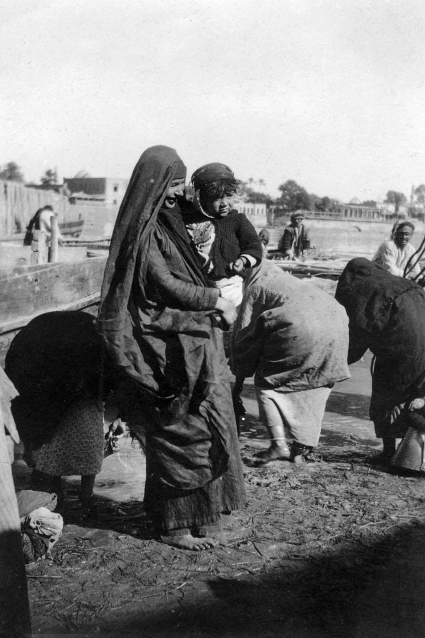 Dicle Nehri üzerinde su toplayan kadınlar, Bağdat, Irak, 1917-1919 by Unbekannt