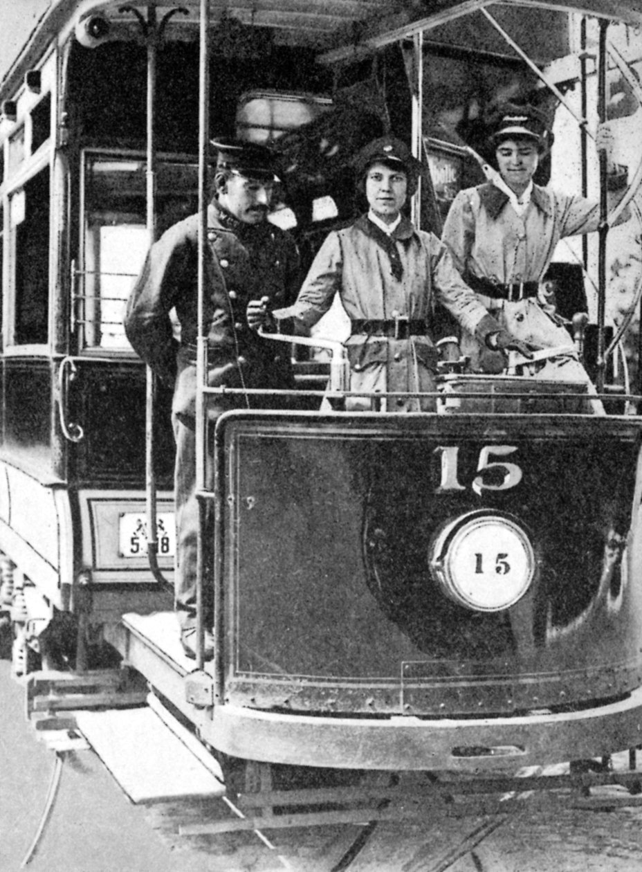 Tramvay kullanmayı öğrenen kadınlar, 1917, 1936 by Unbekannt