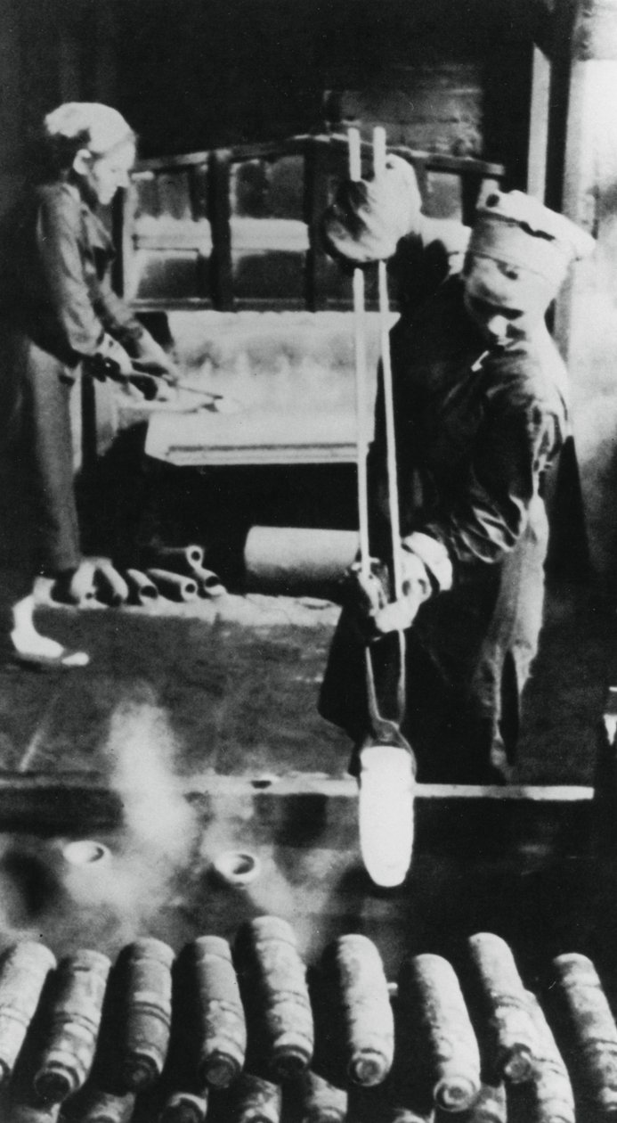 Bir Rus fabrikasında kovan üreten kadınlar, İkinci Dünya Savaşı, 1943 by Unbekannt