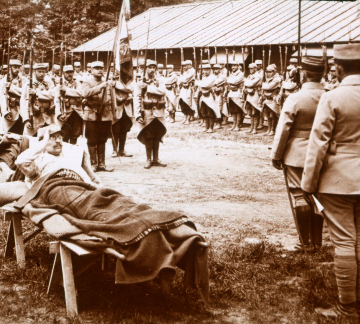 Yaralı subay bayrağı selamlıyor, c1914-c1918 by Unbekannt