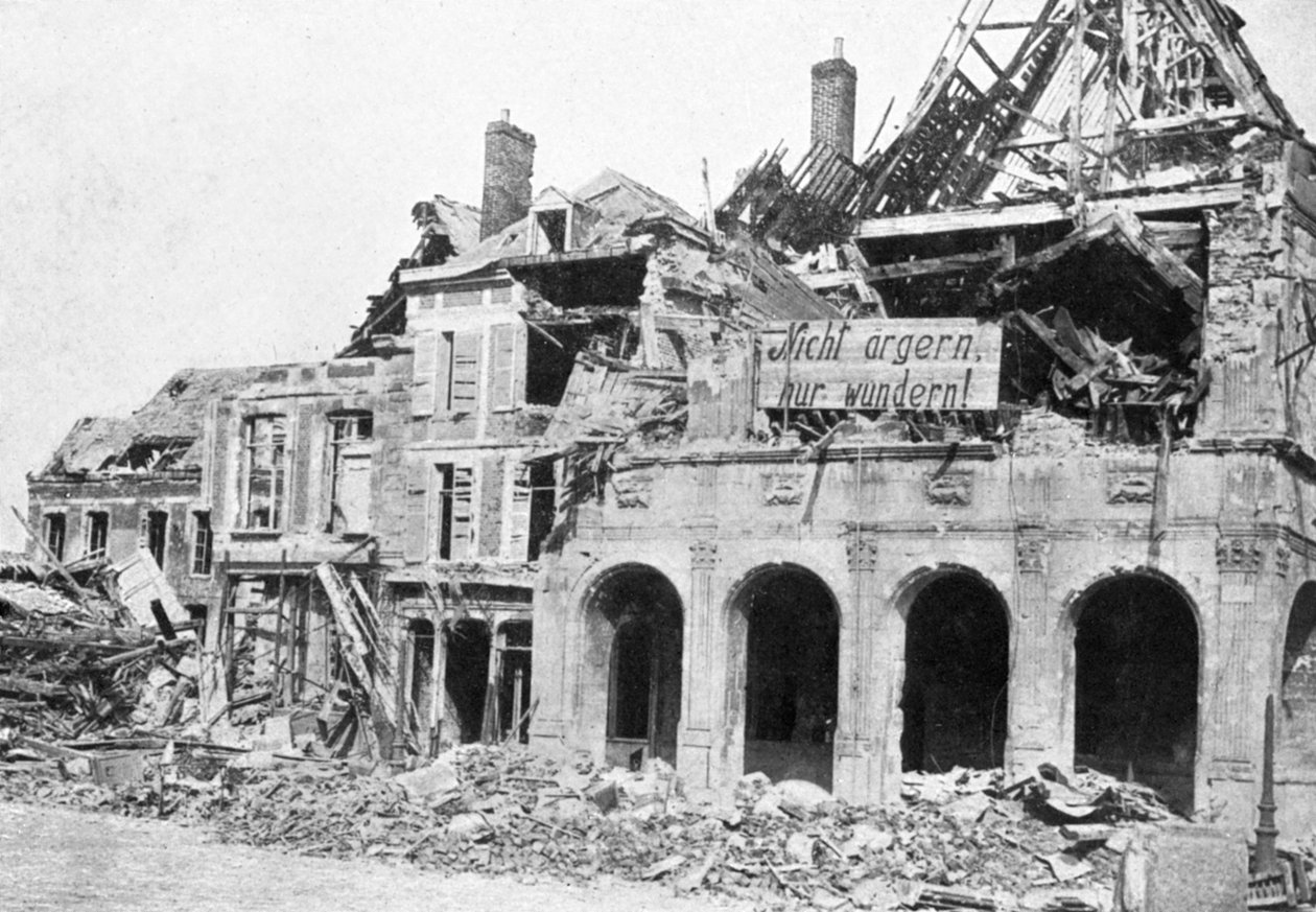 Yıkılmış bina, Grande Place, Peronne, Fransa, Birinci Dünya Savaşı, 1917, c1920 by Unbekannt