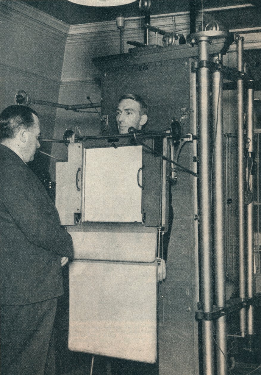Şüpheli kalp veya akciğer hastalığı vakalarının incelenmesi için kullanılan röntgen cihazı, c1935 c1937 by Unbekannt
