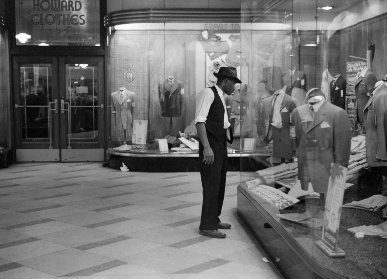 Genç Adam Pencereden Alışveriş, Amerika Birleşik Devletleri, 1941 dolayları (s/b fotoğraf) by Unbekannt