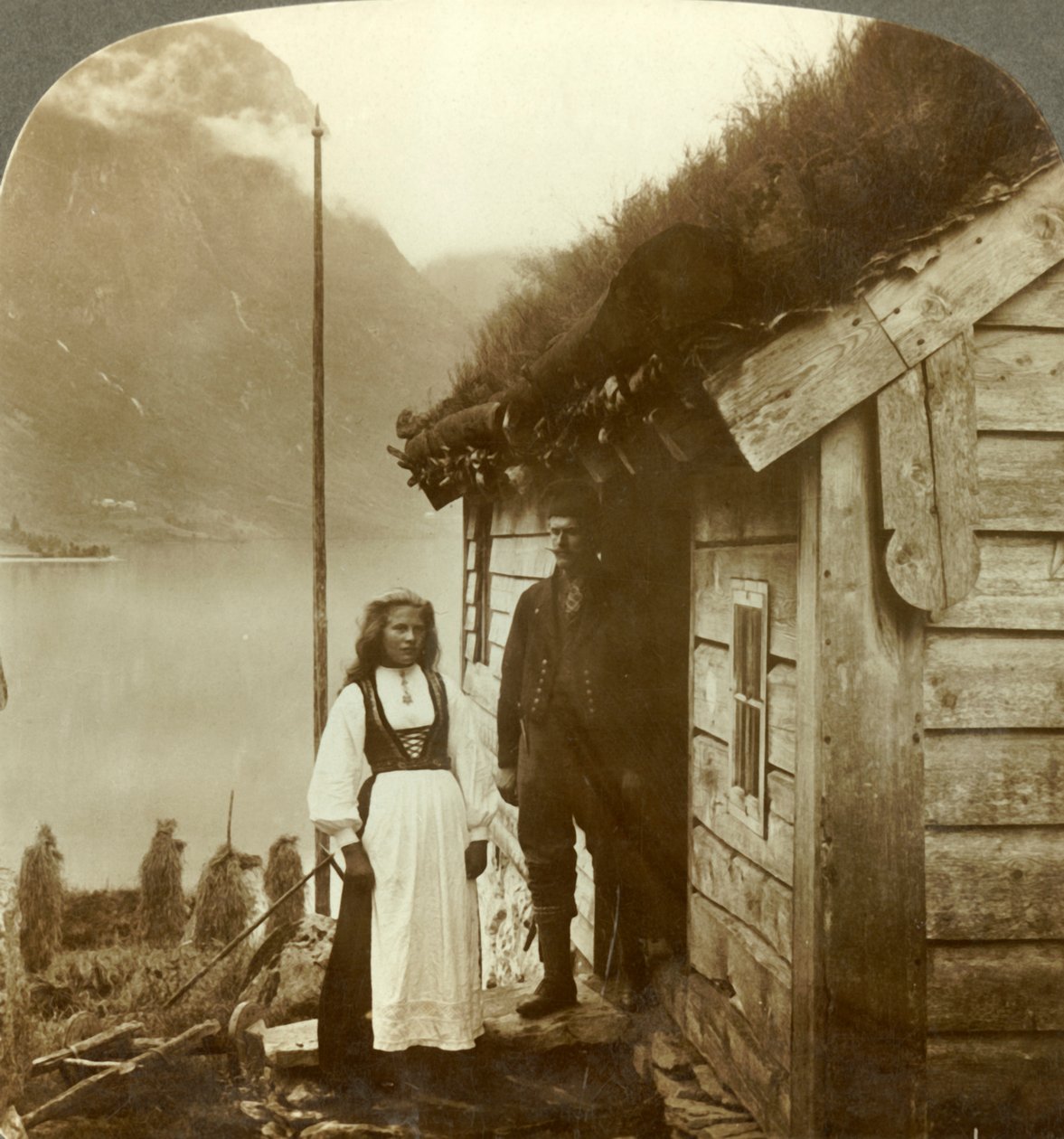 Nordfjord ülkesinin genç çiftçileri - kır evlerinin önünde, Norveç, c1905. by Unbekannt