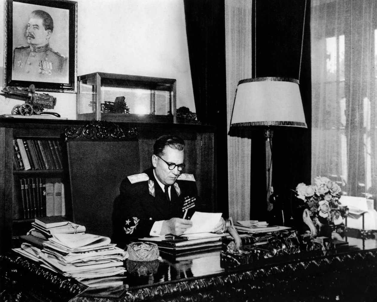Yugoslav lider Mareşal Josip Broz Tito ofisinde, Belgrad, Yugoslavya, c1946-c1947. by Unbekannt