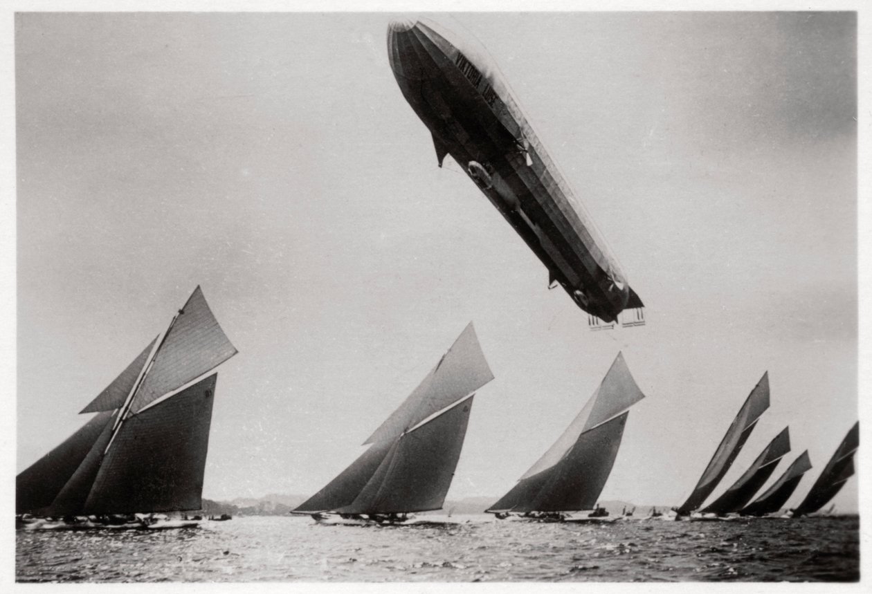 Zeppelin LZ11 Viktoria Luise, Kiel Regatta sırasında uçuşta, Almanya, 1912 1933 by Unbekannt