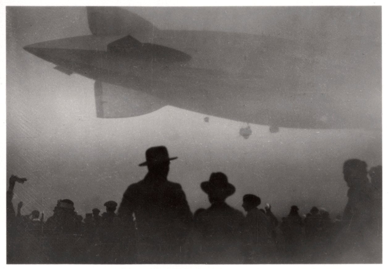 Sis içinde yükselen Zeppelin LZ 126, c1924-1933 1933 by Unbekannt