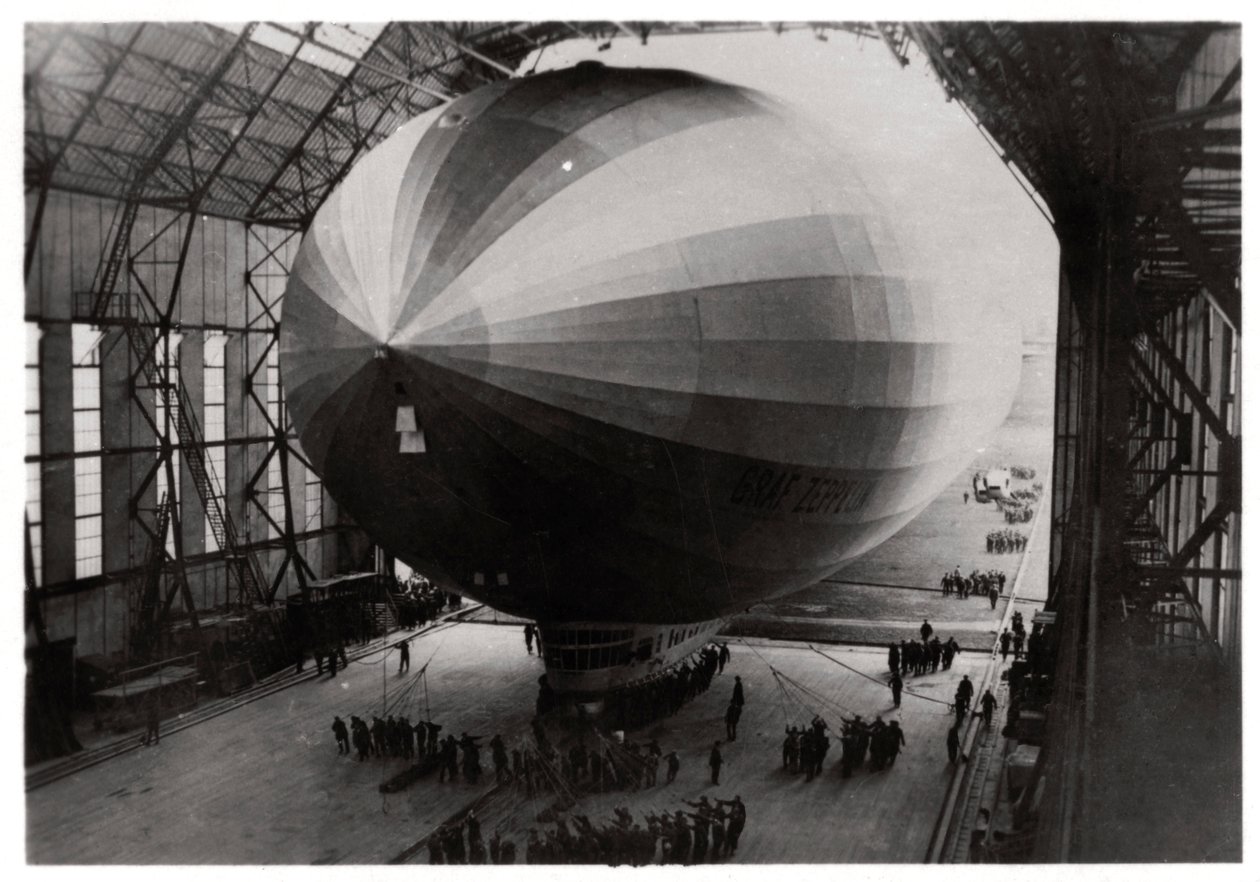 Zeppelin LZ 127 Graf Zeppelin hangarına girerken, 1933 by Unbekannt