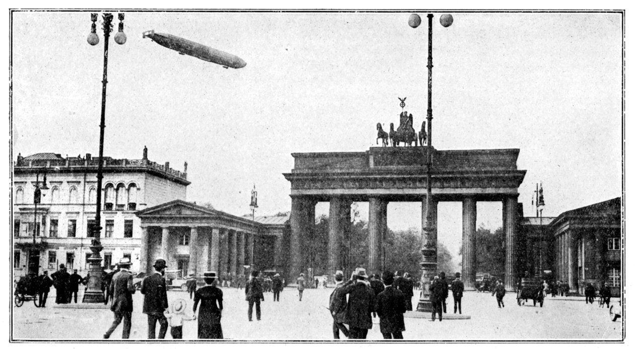 Brandenburg Kapısı üzerinden geçen zeplin zeplin, Berlin, Birinci Dünya Savaşı, 1914 by Unbekannt