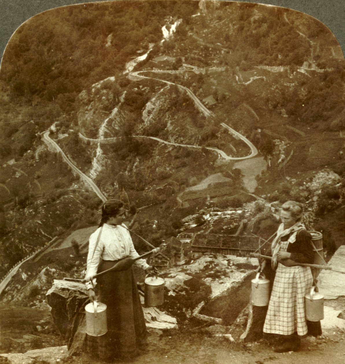 Ünlü Grjotlid yolunun zikzakları - Marok, Norveç, c1905 yakınlarında yol boyunca dağ sütçüleri. by Unbekannt