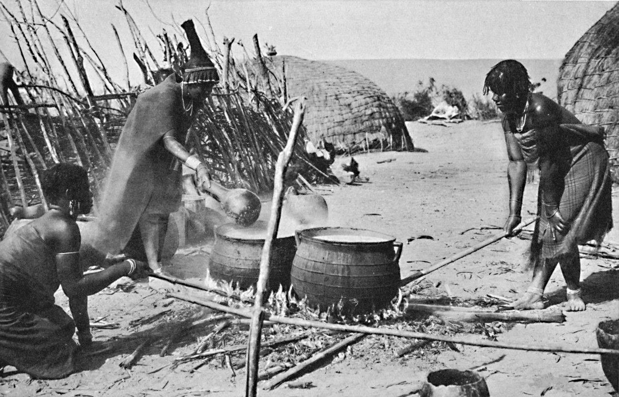 Zulu eşleri alkollü bira üretiyor, Natal, 1912 by Unbekannt