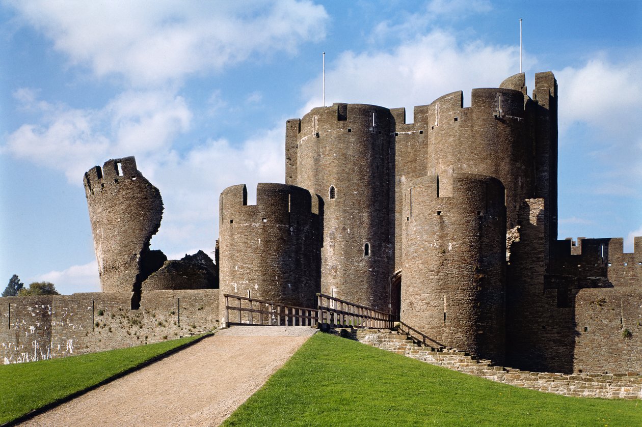 Caerphilly Kalesi, Köprü ve Eğik Kule