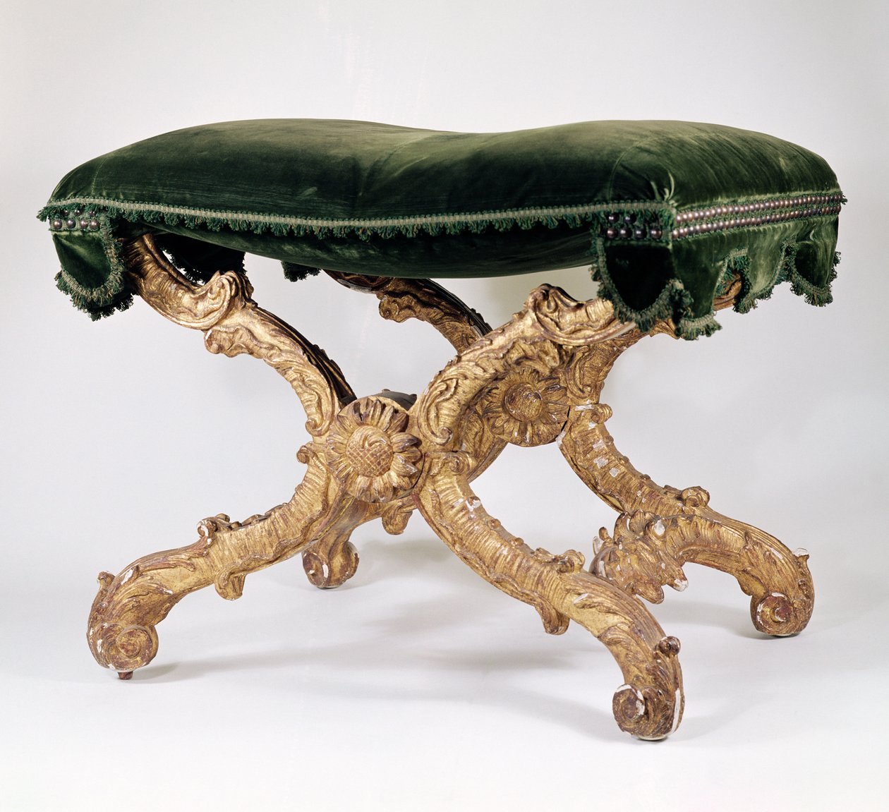 French Regency (1700-1720) X-çerçeveli tabure, döşemeli oturak, yapraklar ve alev motifli yaldız ağacından, kavşakta ayçiçeği by Unbekannt Unbekannt