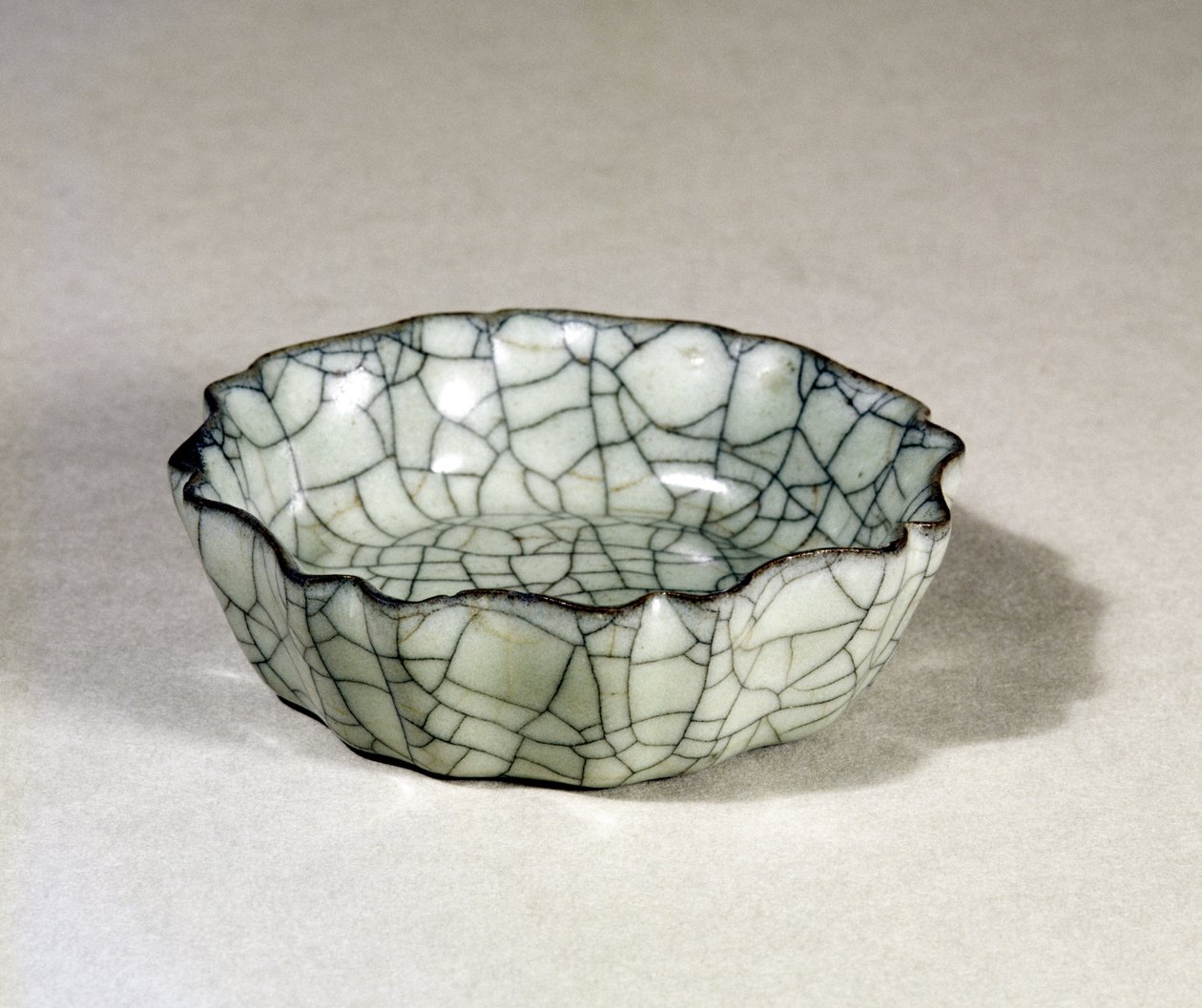Sekiz loblu ve deniz taraklı kenarlı kalıplanmış Kuan ware fırça yıkayıcı, Sung Dynasty (960-1279) by Unbekannt Unbekannt