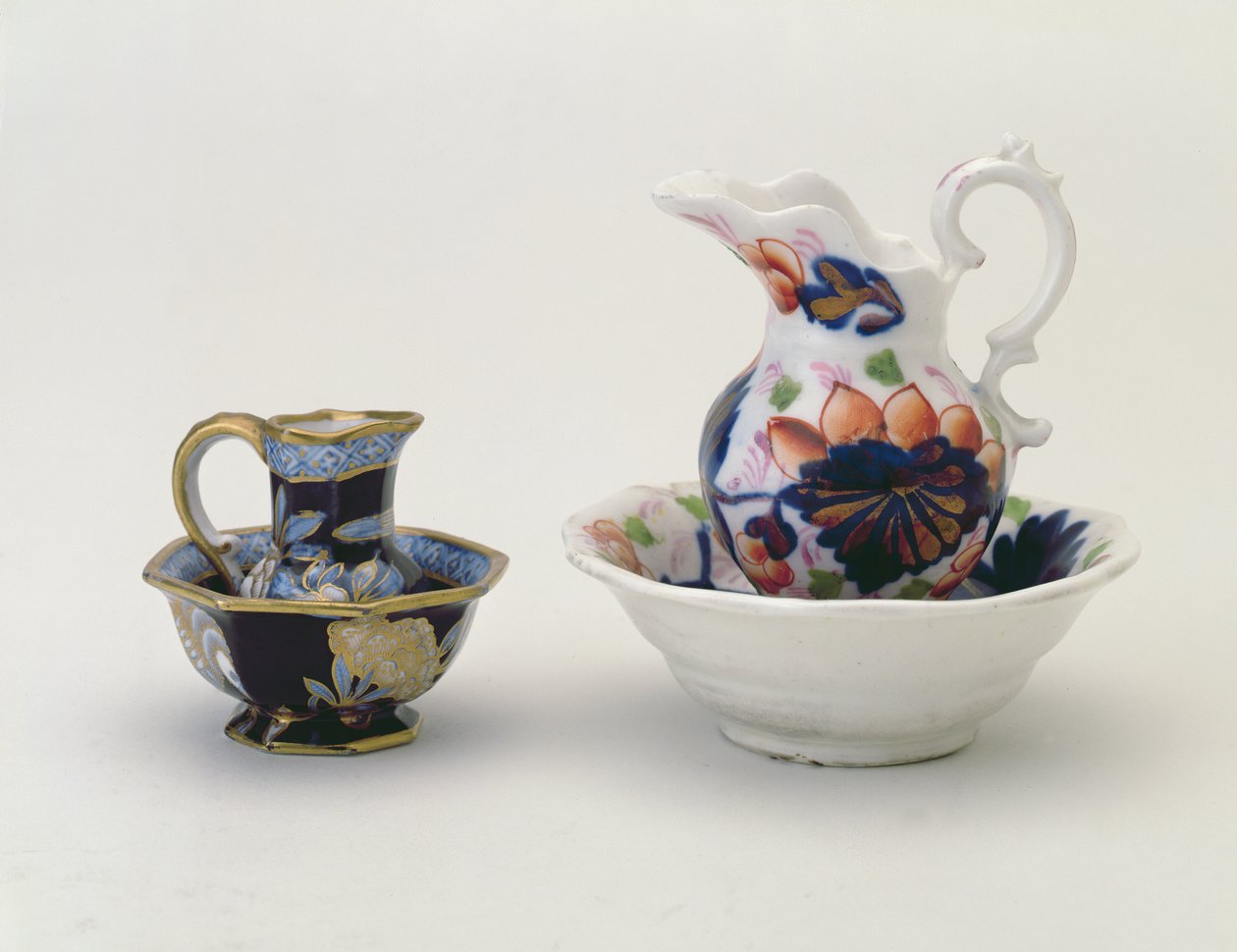 Solda: Crown Staffordshire sürahi ve teknesi ve sağda: Galce korkuluklu sürahi ve tekne (seramik) by Unbekannt Unbekannt
