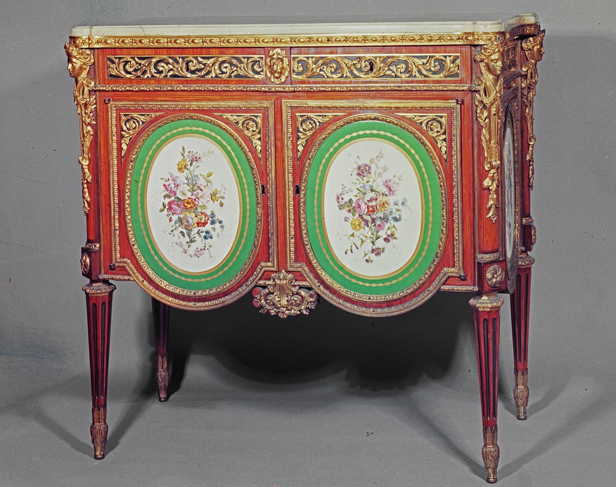 Louis XVI dolap, M.Carlin JME damgalı, ormolu ve Sevres plaketleriyle süslenmiş, c.1774 by Unbekannt Unbekannt