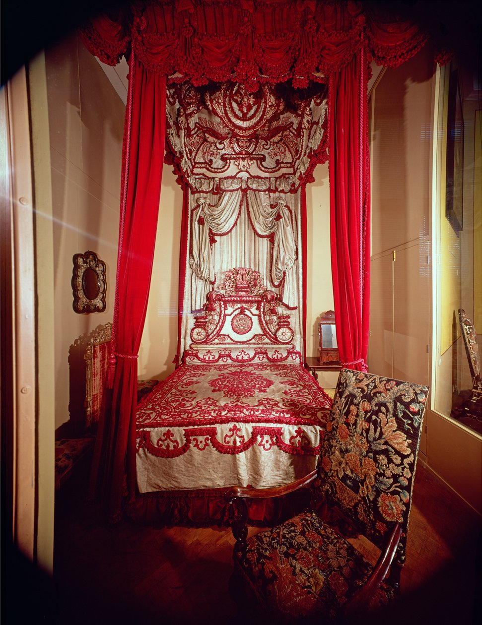 Melville State Bed, c.1700 (beyaz Çin ipek şam ile kaplı koyu kırmızı ipek Cenova kadife ile kaplı çam) by Unbekannt Unbekannt