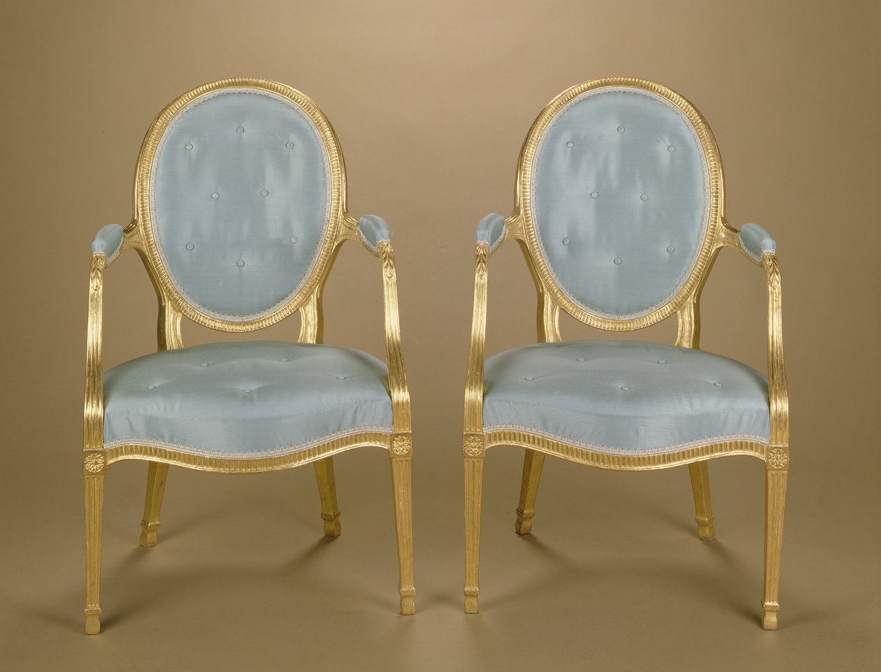 Adam oval sırtlı yaldızlı oyma sandalye çifti, mavi döşemeli, c.1780 by Unbekannt Unbekannt
