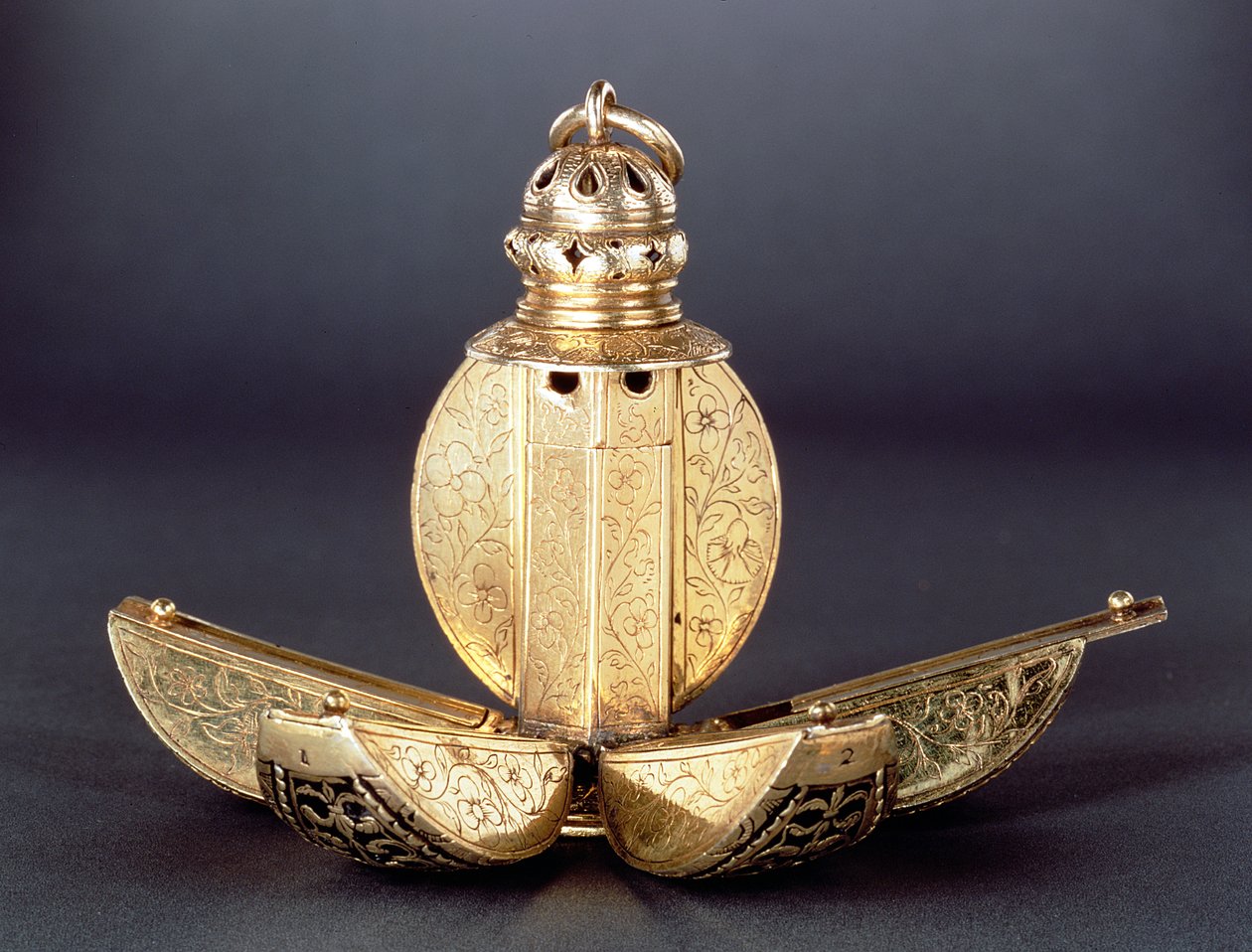 Parfümleri veya diğer aromatik maddeleri tutmak için kullanılan dört açık bölmeli pomander, gümüş yaldızlı, muhtemelen İngiliz c.1580 by Unbekannt Unbekannt