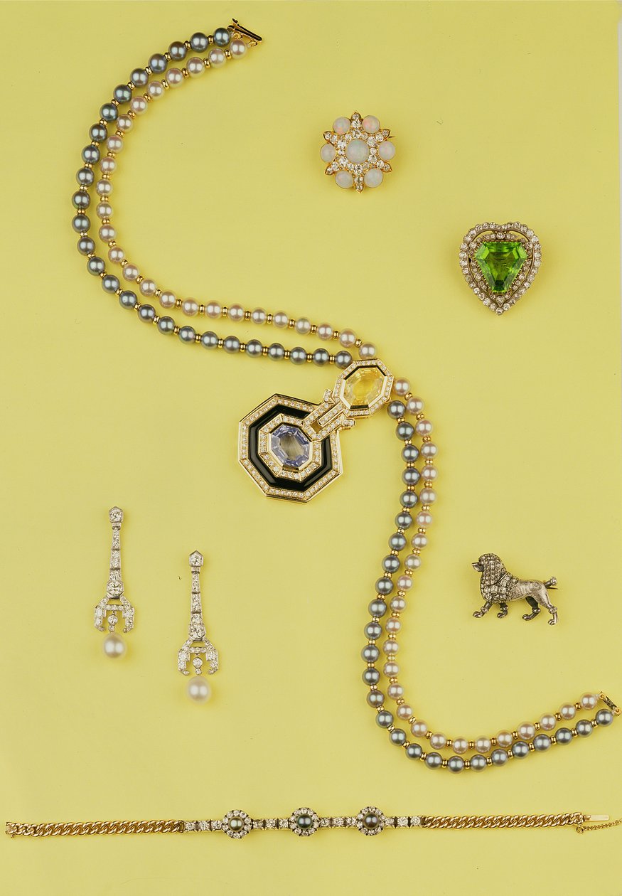 Takı seçimi: Sarı ve mavi safirli Art Deco tarzı kültür inci kolye; pırlanta ve inci kolye küpeler; opal ve gül pırlanta küme yıldız broş; gül pırlanta kaniş broş by Unbekannt Unbekannt