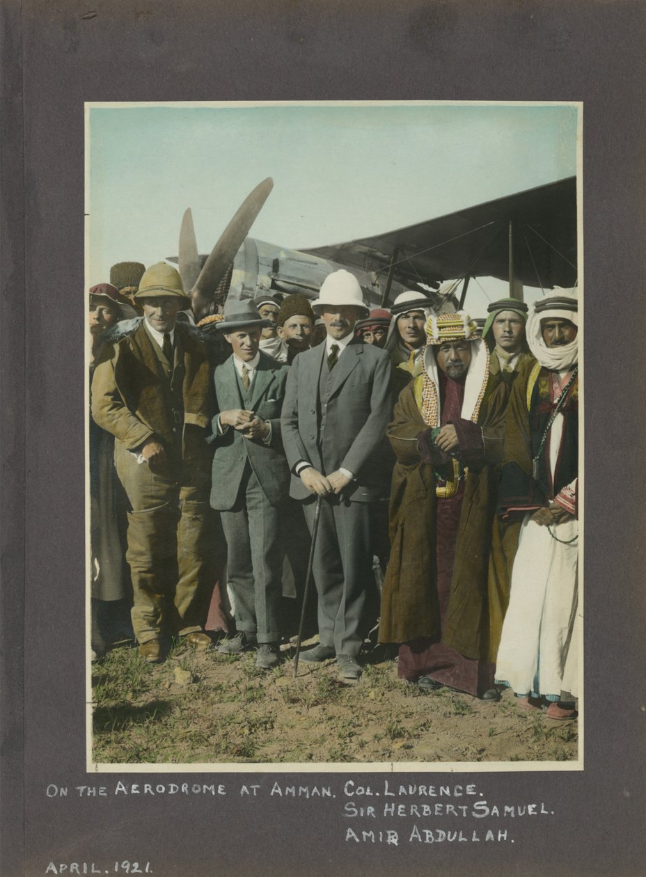 T.E. Lawrence, Sir Herbert Samuel ve Amir Abdullah, Amman havaalanında, Ürdün, 1921 (elle renkli baskı) by Unbekannt Unbekannt