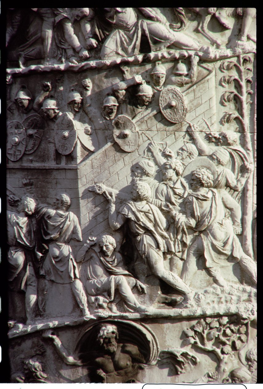 Daçyalılara karşı kazanılan zaferi kutlamak için inşa edilmiş, muhtemelen Şamlı Apollodorus tarafından tasarlanan Trajans Sütunu, MS 113 (detay) by Unbekannt Unbekannt