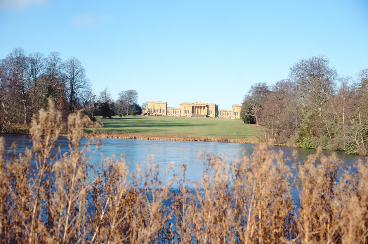 Sir John Vanbrugh (1664-1726) tarafından inşa edilen evin gölünden ve Capability Brown tarafından tasarlanan parktan görünüm by Unbekannt Unbekannt