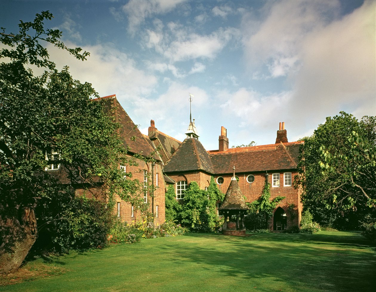 William Morris (1834-96) tarafından Philip Webb ile mimar olarak tasarlanan Bexleyheath, Red House