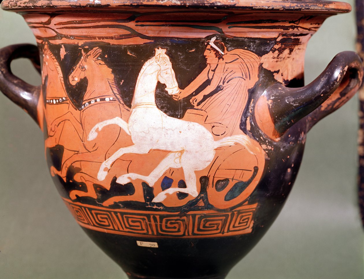 Bir dörtlü arabada tam hızda bir araba şoförünü betimleyen kırmızı figürlü bir çan krater, Yunanca, MÖ 5. yüzyılın sonları by Unbekannt Unbekannt