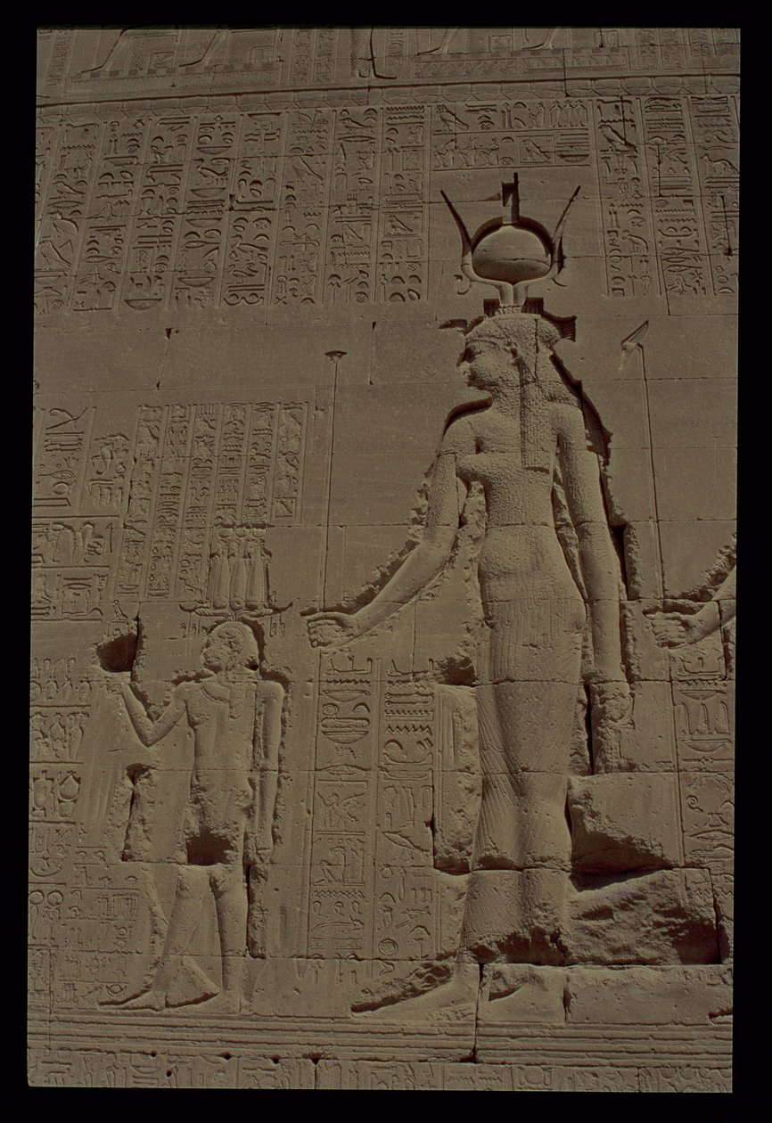 Tapınağın arka duvarından Hathor ve oğlu İhy