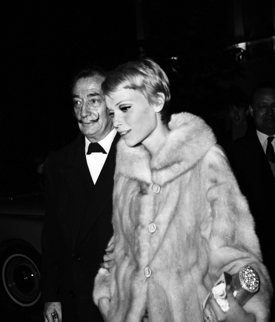 Salvador Dali ve Mia Farrow "Generallerin Gecesi" filminin galasında, Paris, 19 Nisan 1967 by Unbekannt Unbekannt