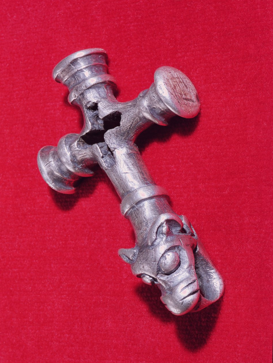 Bir ejderhanın kafa tasarımı ile bir haç şeklinde Viking muska by Unbekannt Unbekannt