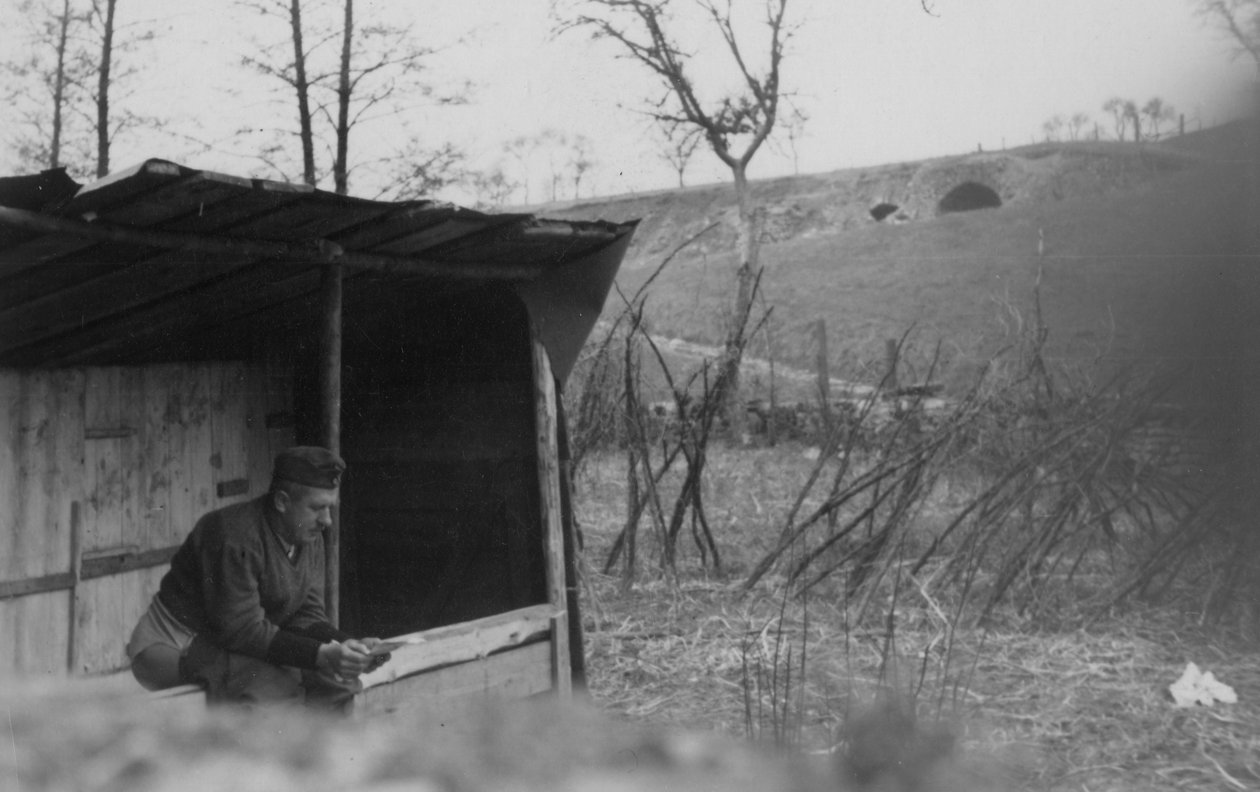 Tuvaleti Kullanan Bir Asker, 1942 by Unbekannt Unbekannt