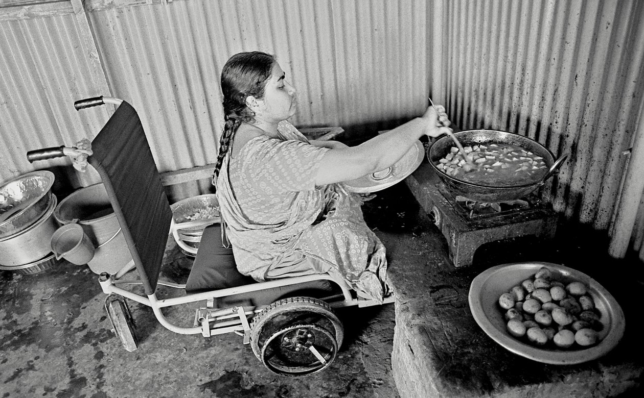 Fiziksel olarak engelli bir kadın, Bangladeş, Dakka, Savar