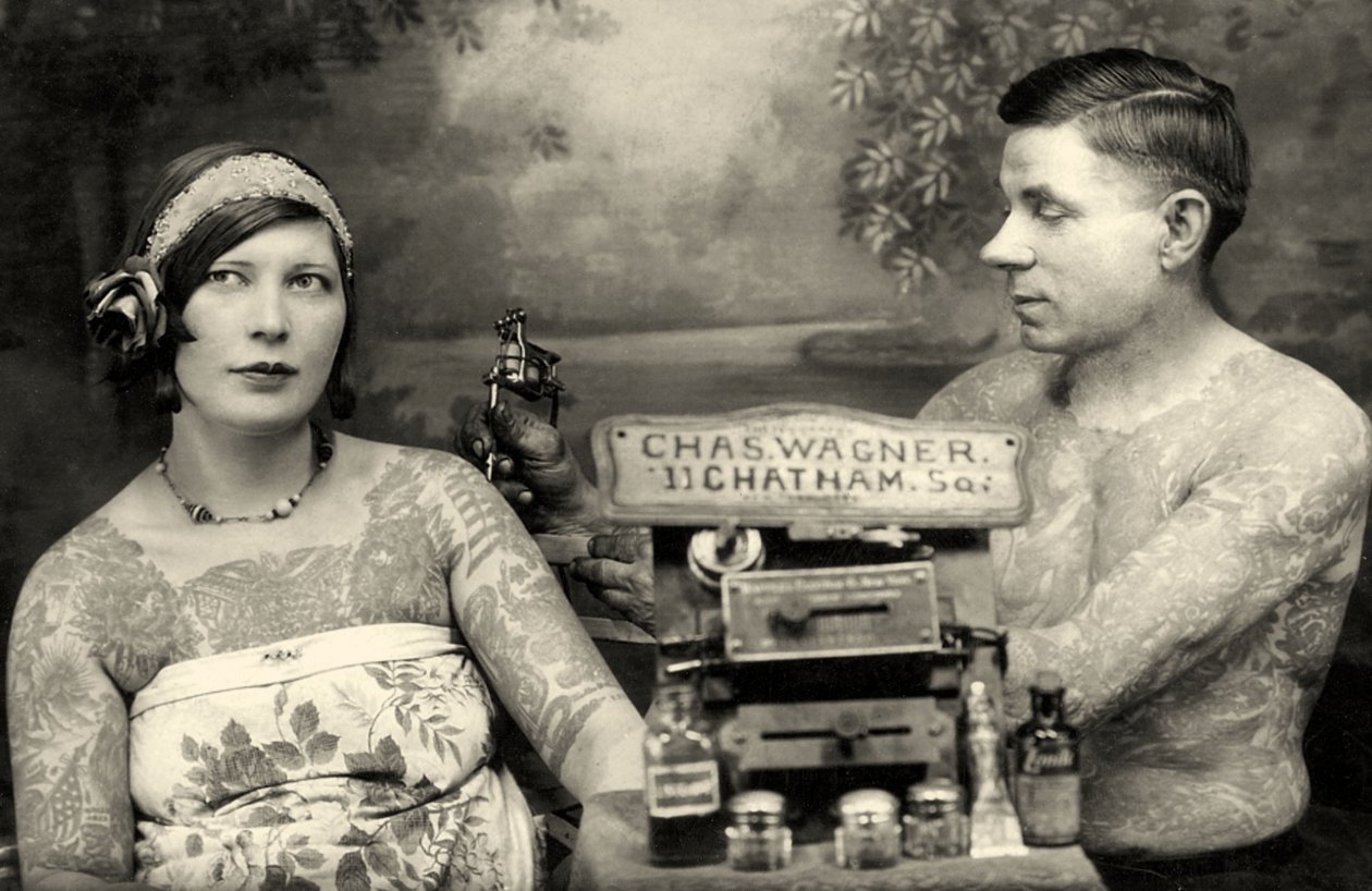 Charles Wagner, yeni patentli dövme makinesiyle bir müşterisine dövme yapıyor. c.1905 by Unbekannt Unbekannt